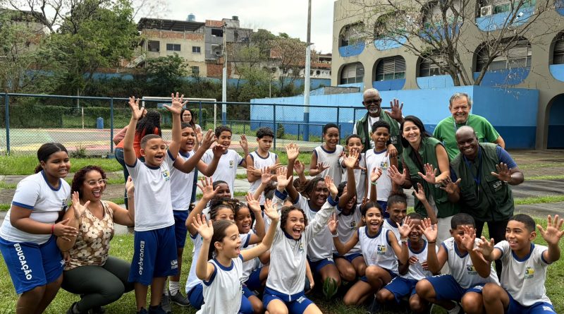 Alunos de Meriti plantam mudas e aprendem sobre preservação ambiental 