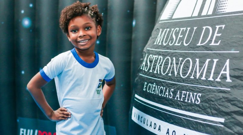 Planetário Móvel leva alunos de Meriti a uma viagem pelo universo