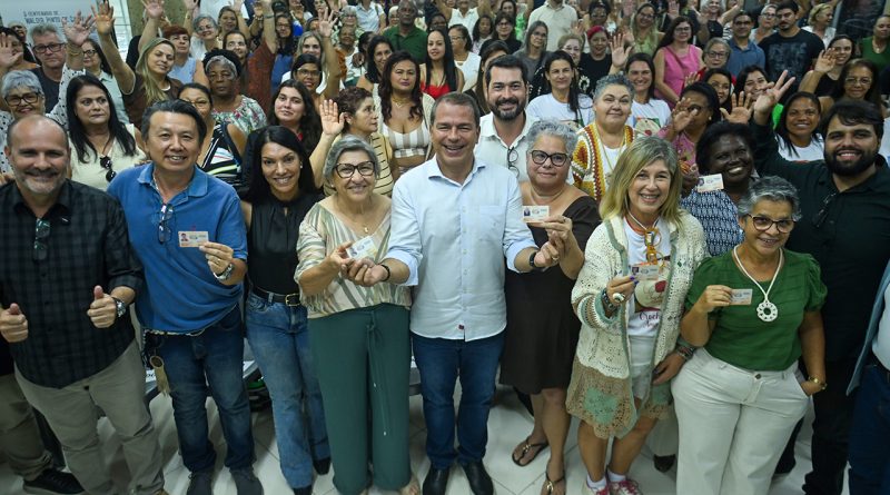 Prefeito de Campos entrega primeiras 300 Carteiras Municipais da Economia Solidária