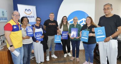 Cehab entrega 52 títulos de propriedade a moradores de conjuntos habitacionais