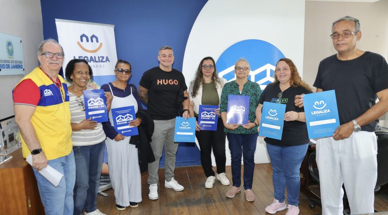 Cehab entrega 52 títulos de propriedade a moradores de conjuntos habitacionais