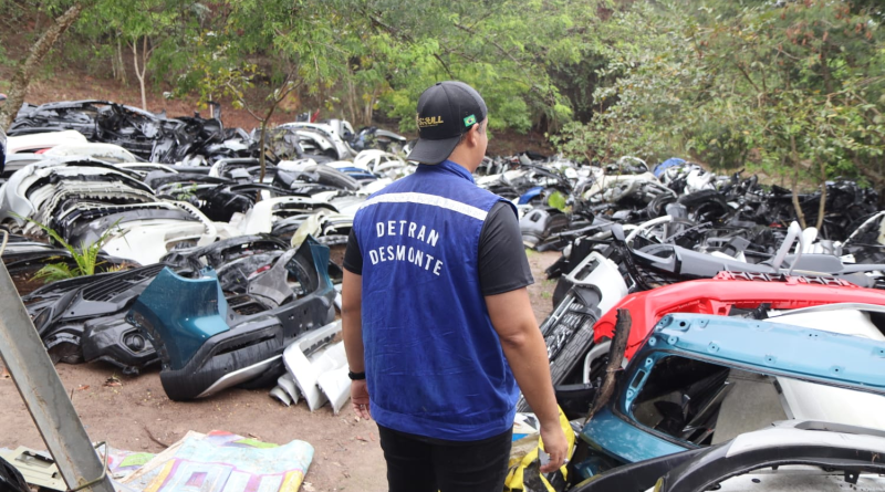 Fiscalização de ferros-velhos em Saquarema encontra motor raspado e comércio de peças irregular