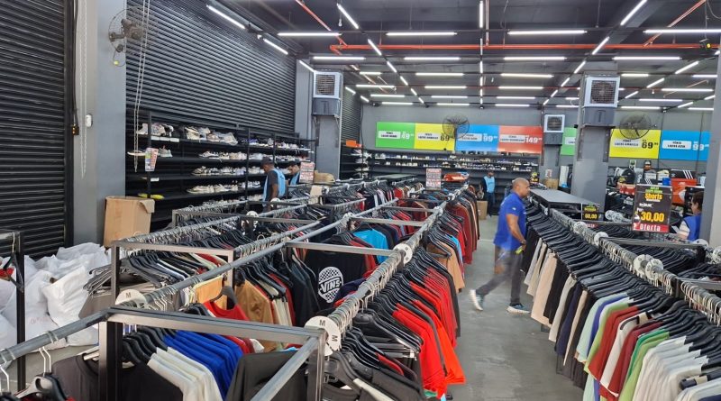 Governo do Estado apreende 3,5 toneladas de produtos falsificados em outlet na Zona Oeste