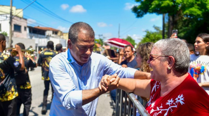 Prefeito de Campos encerra programação do Mês da Pátria no desfile cívico-militar de Guarus