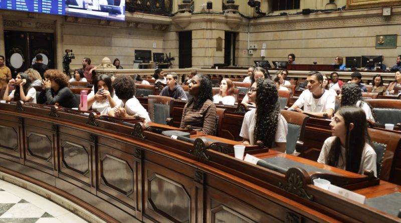 Reforço escolar, libras nas escolas e proteção para professores: vereadores juvenis apresentam propostas de melhoria escolar