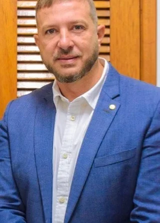 Prefeito de Itaboraí passa mal e é levado para hospital