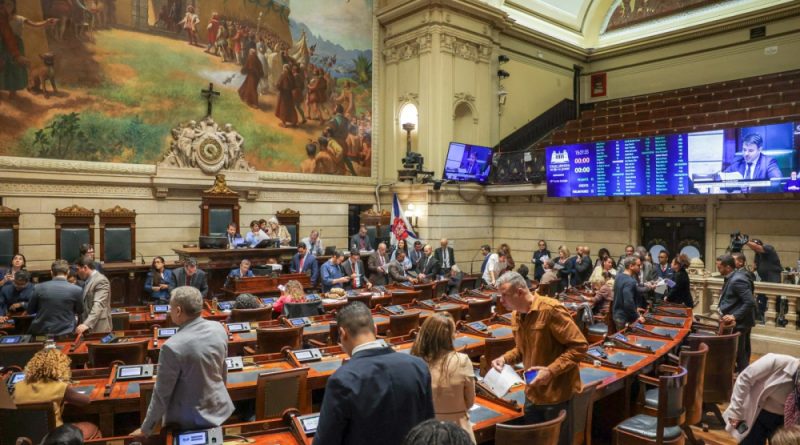 Câmara aprova meia-entrada para profissionais do Degase
