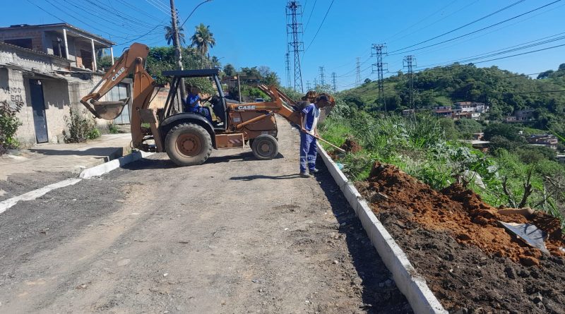Prefeitura de Meriti realiza obras de drenagem e pavimentação no Morro do Coqueirinho