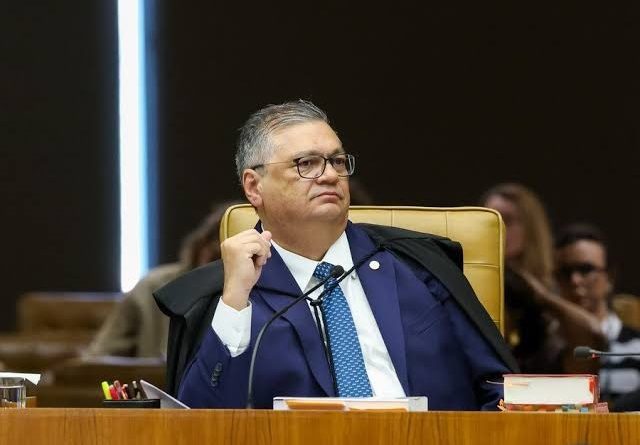 Flávio Dino pede vista de julgamento sobre Moraes e Mendonça