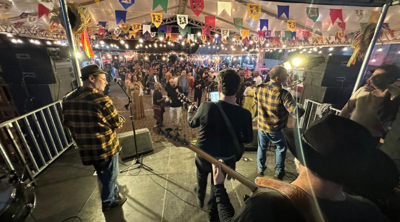 Arraiá de Maromba fecha fim de semana de música e praça cheia na Serra de Itatiaia