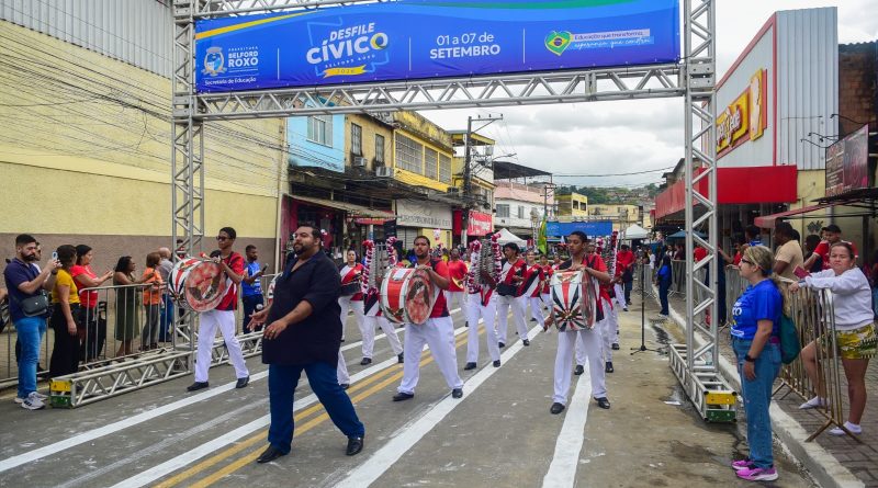 Desfile cívico em Nova Aurora reúne 18 unidade de educação de Belford Roxo
