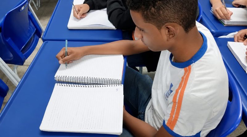 Alunos da rede municipal de Nova Iguaçu conquistam os dois primeiros lugares em concurso literário