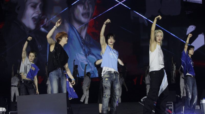Stray Kids fazem o Palco Mundo ferver e fãs proporcionam espetáculo