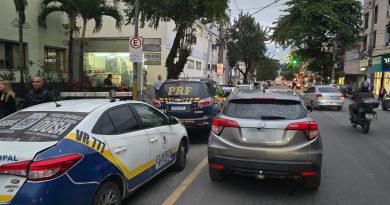 Guarda Municipal de Volta Redonda e PRF prendem motorista e apreendem carro clonado