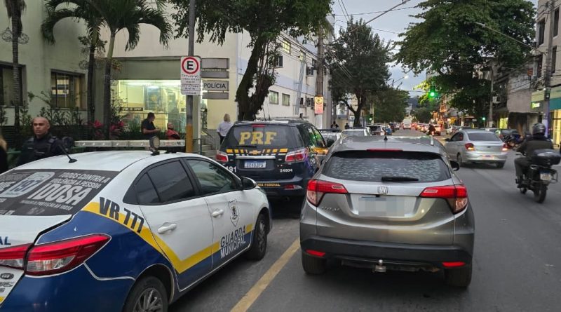 Guarda Municipal de Volta Redonda e PRF prendem motorista e apreendem carro clonado