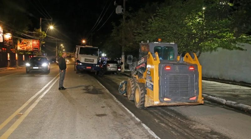 Para reduzir impactos no trânsito, Prefeitura de Búzios realiza recapeamento em trecho da José Bento Ribeiro Dantas à noite