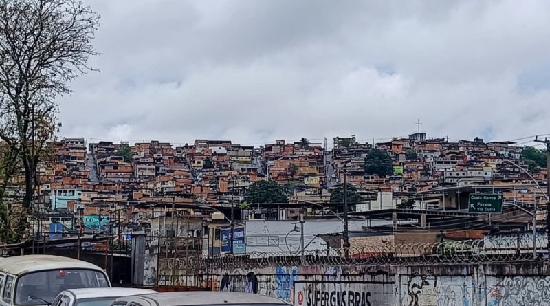 Polícia Militar realiza operação para retirar barricadas na Pedreira