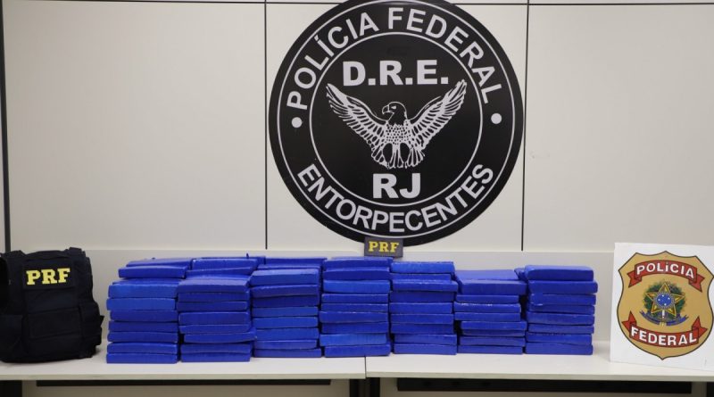 Polícias apreendem 200 kg de maconha e prendem três na Via Dutra