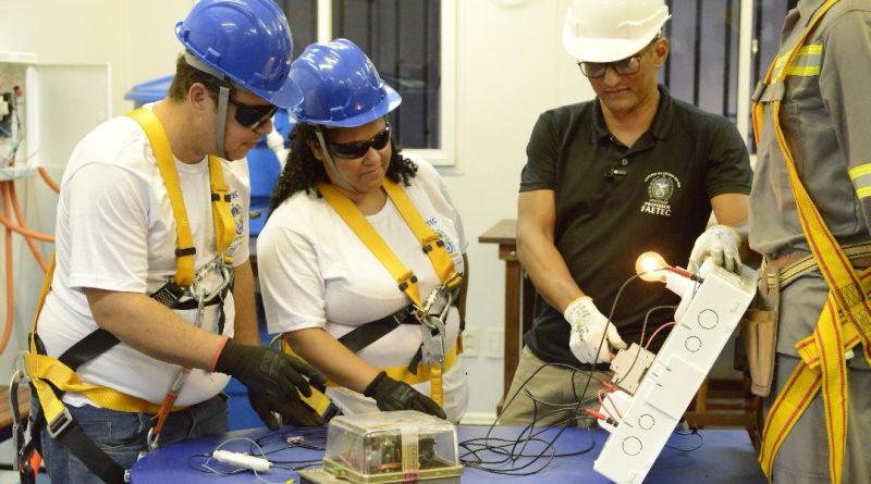 Faetec prorroga até o dia de setembro inscrições para mais de 12 mil vagas em cursos técnicos