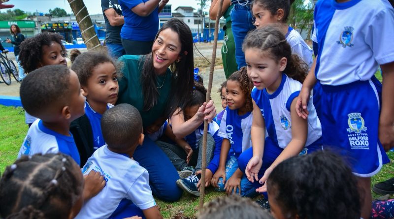 Prefeita Mariana Canella e Secretaria de Meio Ambiente lançam Projeto Bosque Escola com plantio de mudas com alunos