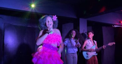 Teatro, música e crítica social ocupam palco em apresentação de “3 e 3 são 5” na E.M Bernardino de Melo