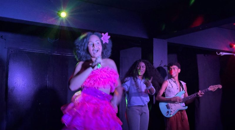 Teatro, música e crítica social ocupam palco em apresentação de “3 e 3 são 5” na E.M Bernardino de Melo