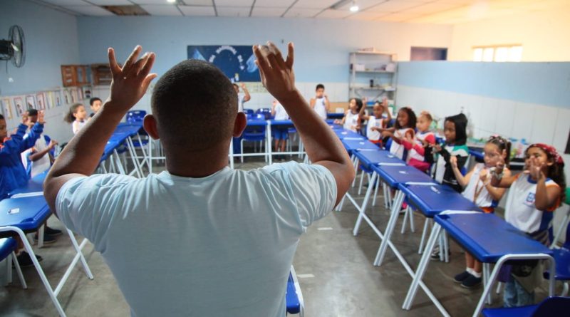 Libras para todos: alunos de escola municipal de Nova Iguaçu aprendem uma nova forma de se comunicar