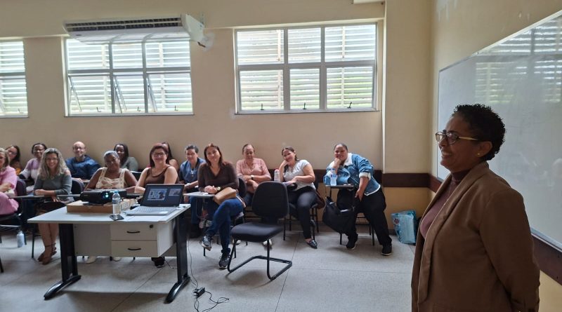 Prefeitura de Três Rios investe na formação de profissionais da Educação com seminário sobre inclusão
