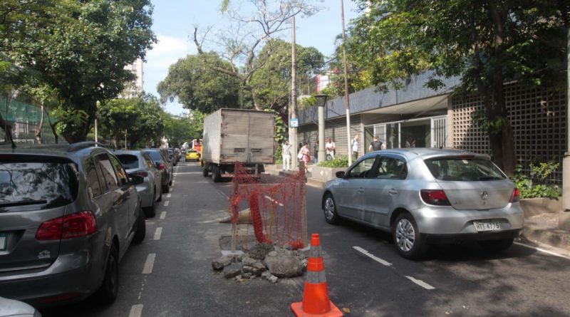 Buraco em importante via causa transtornos no trânsito de Botafogo
