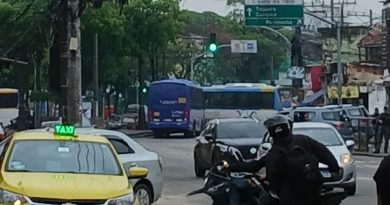 Criminosos sequestram ônibus para bloquear via na Cidade de Deus