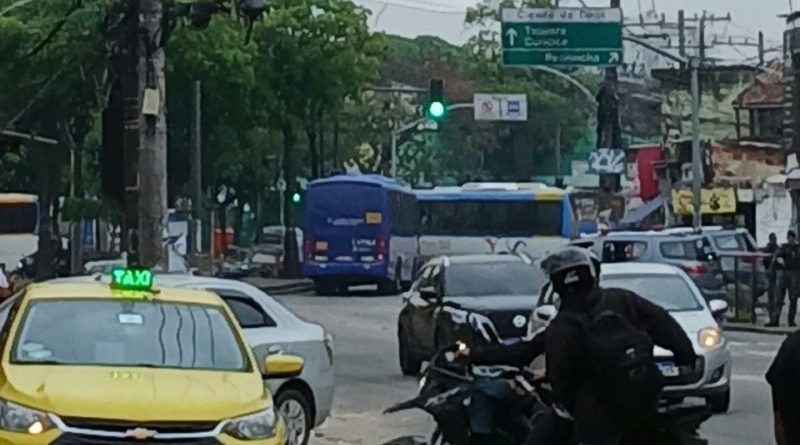 Criminosos sequestram ônibus para bloquear via na Cidade de Deus