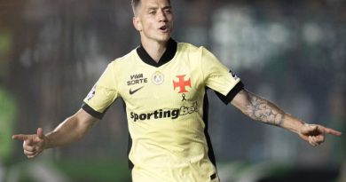 Vasco dá show, goleia o Coritiba e sai do Z-4 no Campeonato Brasileiro