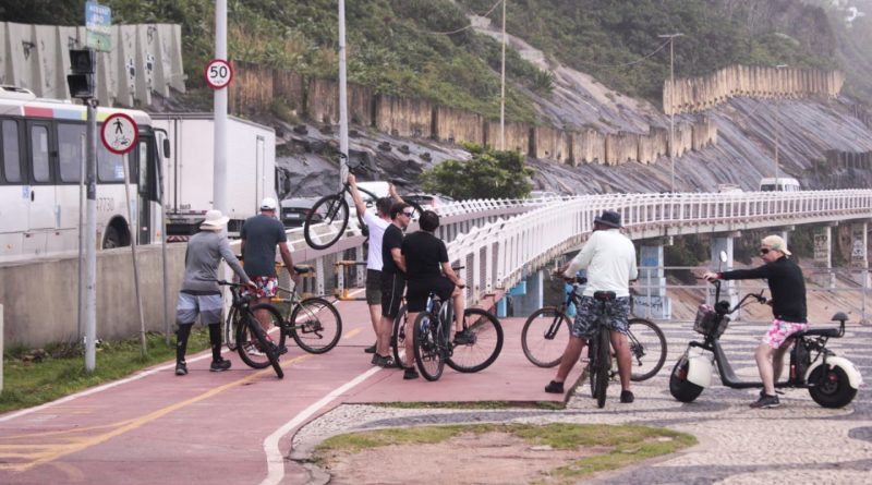 Ciclistas desobedecem interdição e invadem Ciclovia Tim Maia
