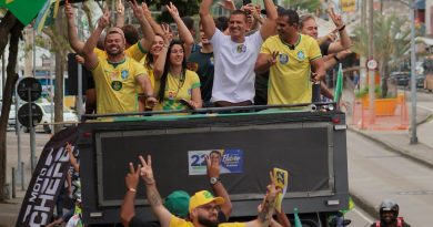 Douglas Ruas percorre as Zonas Sudoeste e Norte do Rio em carreatas de apoio à candidatura de Flávio Bolsonaro