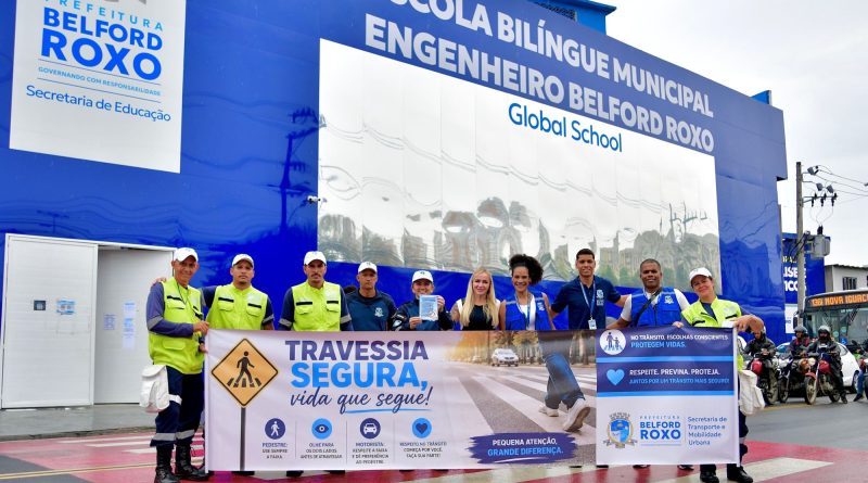 Secretaria Municipal de Transporte realiza campanha de orientação em frente à Escola Municipal Bilíngue Engenheiro Belford Roxo