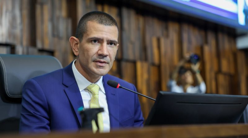Governador eleito, Douglas Ruas defende diálogo em discurso na Alerj