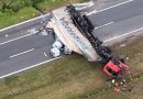 Carreta com ácido tomba e interdita Arco Metropolitano