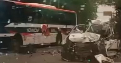 Acidente deixa carro e ônibus destruídos na Zona Norte