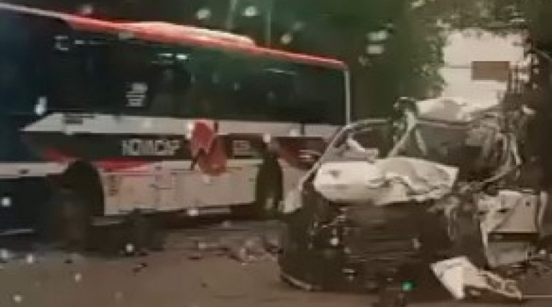 Acidente deixa carro e ônibus destruídos na Zona Norte