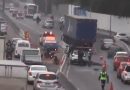 Acidente entre moto, carreta e carro deixa um morto na Avenida Brasil