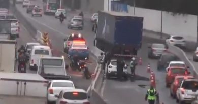Acidente entre moto, carreta e carro deixa um morto na Avenida Brasil