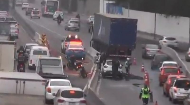 Acidente entre moto, carreta e carro deixa um morto na Avenida Brasil