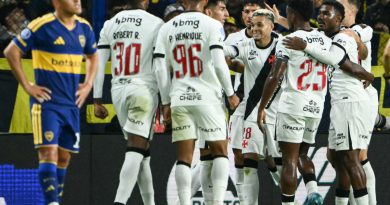 Com um a menos, Vasco bate o Boca na Bombonera e fica perto de final