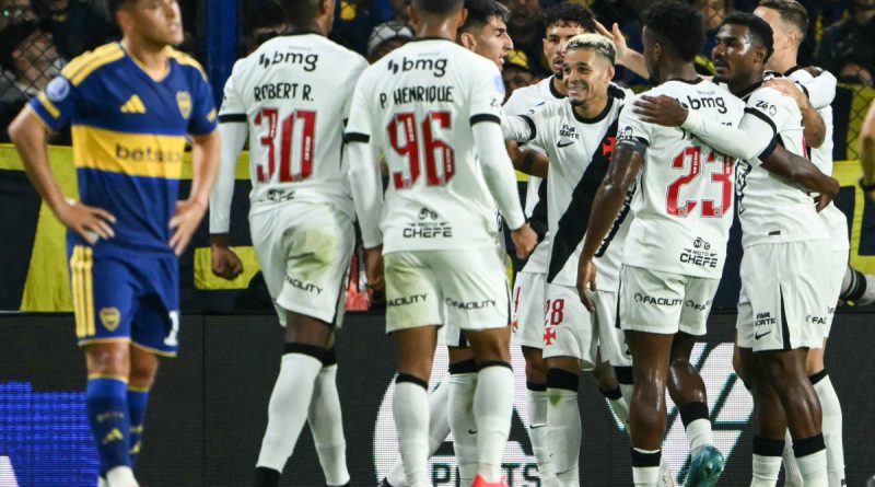 Com um a menos, Vasco bate o Boca na Bombonera e fica perto de final