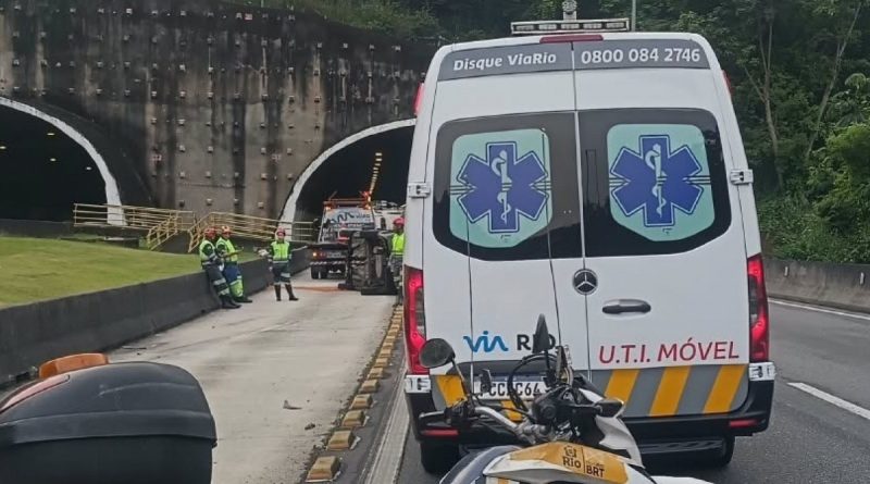 Carro capota na Transolímpica e motorista é socorrido