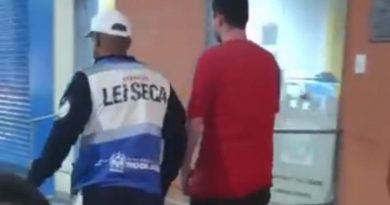 Homem tenta engolir carteira da Polícia Civil em abordagem da Lei Seca