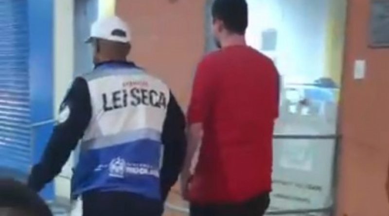 Homem tenta engolir carteira da Polícia Civil em abordagem da Lei Seca