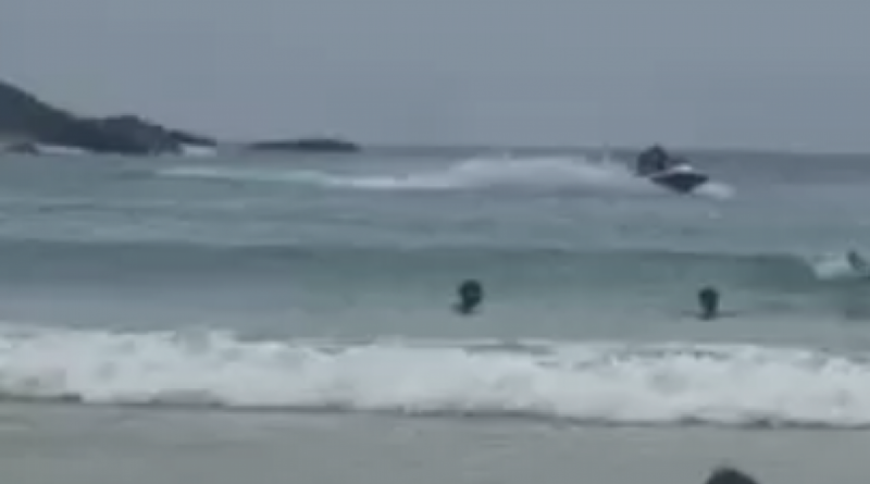 Manobras de moto aquática perto de banhistas causam pânico em Cabo Frio
