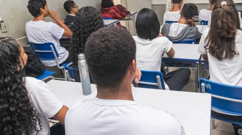 Governo do Rio abre renovação de matrículas em escolas estaduais