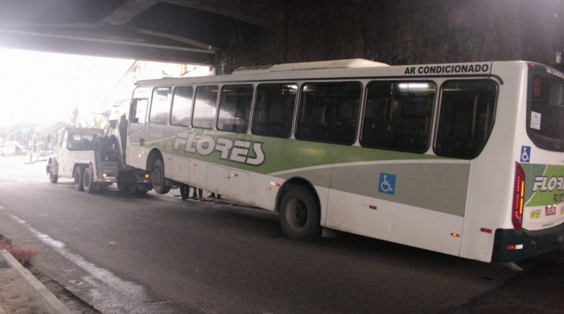 Criminosos sequestram ônibus e bloqueiam vias na Zona Norte